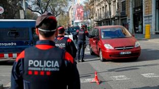 Agentes de los Mossos d'Esquadra realizan un control en pleno centro de Barcelona