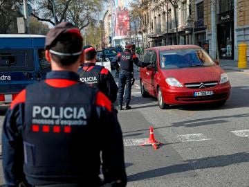 Agentes de los Mossos d'Esquadra realizan un control en pleno centro de Barcelona