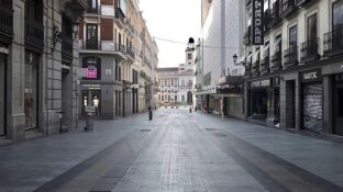 Comercios cerrados en la calle preciados de Madrid 