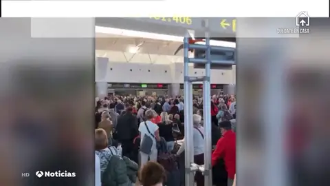 Cientos de personas se concentran en los aeropuertos canarios para conseguir salir de las islas Cientos de personas se concentran en los aeropuertos canarios para conseguir salir de las islas