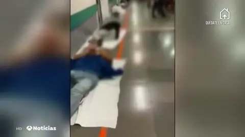 Atienden a los jóvenes infectados con coronavirus con sábanas en el suelo en Madrid Atienden a los jóvenes infectados con coronavirus con sábanas en el suelo en Madrid