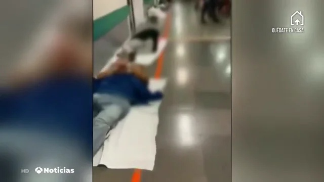 Atienden a los jóvenes infectados con coronavirus con sábanas en el suelo en Madrid Atienden a los jóvenes infectados con coronavirus con sábanas en el suelo en Madrid
