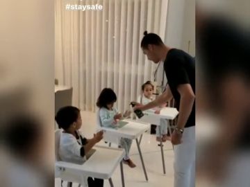 La lección de Cristiano Ronaldo a sus hijos sobre la importancia de lavarse las manos en tiempos de coronavirus