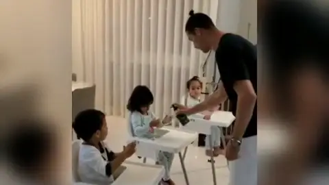 La lección de Cristiano Ronaldo a sus hijos sobre la importancia de lavarse las manos en tiempos de coronavirus La lección de Cristiano Ronaldo a sus hijos sobre la importancia de lavarse las manos en tiempos de coronavirus