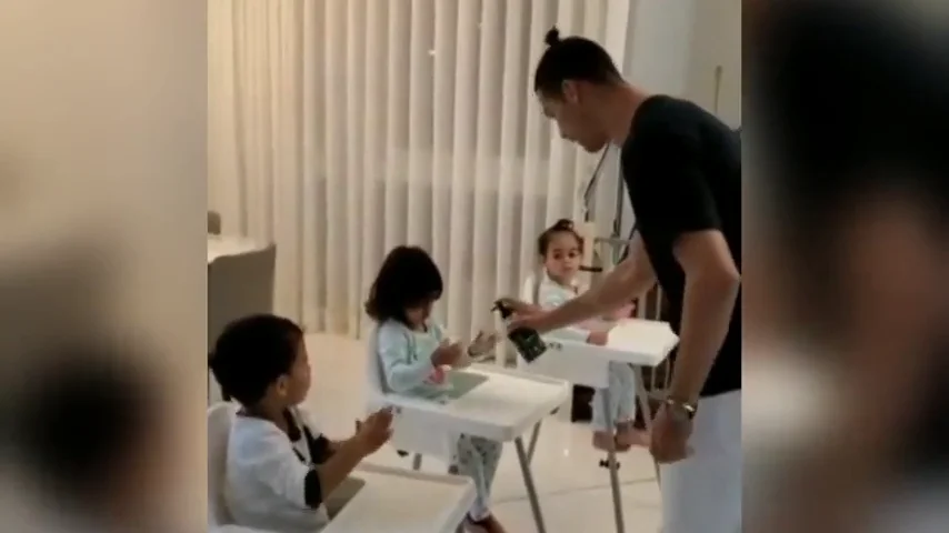 La lección de Cristiano Ronaldo a sus hijos sobre la importancia de lavarse las manos en tiempos de coronavirus La lección de Cristiano Ronaldo a sus hijos sobre la importancia de lavarse las manos en tiempos de coronavirus