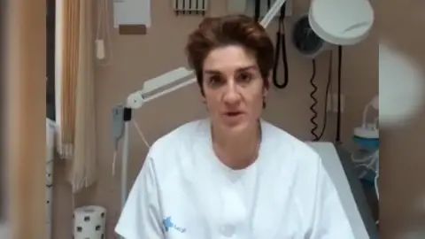 Pilar Sanmartín, médico de familia: "Quedaos en casa, por favor, quedaos en casa" Pilar Sanmartín, médico de familia: "Quedaos en casa, por favor, quedaos en casa"