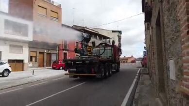Los efectivos de la UME adaptan un cañón de nieve para desinfectar un pueblo de Toledo
