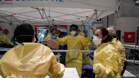 Sanitarios en Ifema por el coronavirus Sanitarios en Ifema por el coronavirus