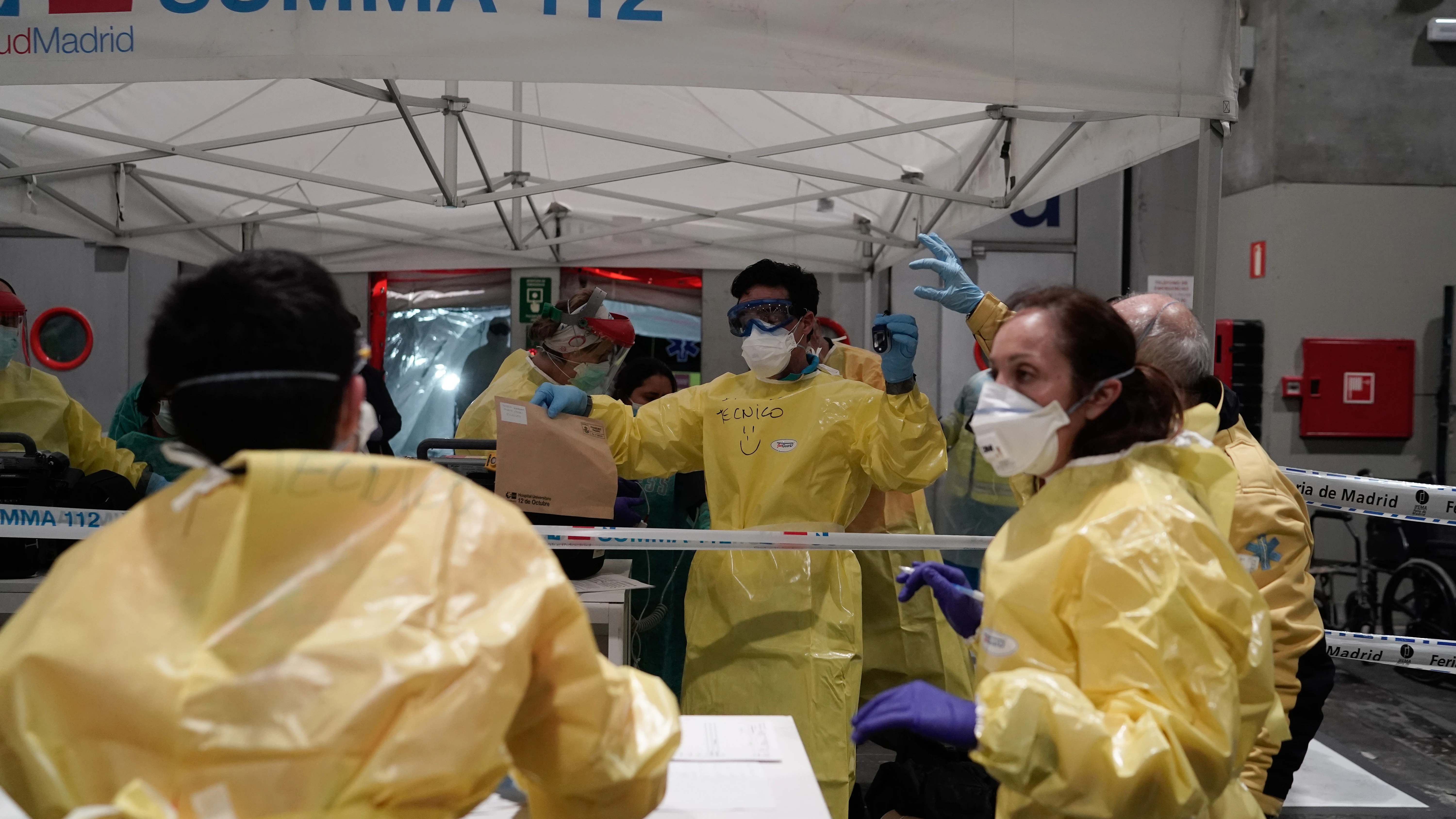 Sanitarios en Ifema por el coronavirus