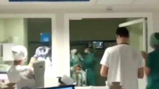 El emocionante aplauso de los sanitarios del Hospital de La Paz al primer paciente extubado con &eacute;xito