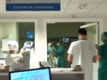 El emocionante aplauso de los sanitarios del Hospital de La Paz al primer paciente extubado con éxito