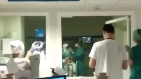 El emocionante aplauso de los sanitarios del Hospital de La Paz al primer paciente extubado con éxito El emocionante aplauso de los sanitarios del Hospital de La Paz al primer paciente extubado con éxito