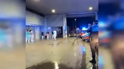 Sirenas y aplausos, el homenaje de las fuerzas de seguridad a los sanitarios que luchan contra el coronavirus Sirenas y aplausos, el homenaje de las fuerzas de seguridad a los sanitarios que luchan contra el coronavirus