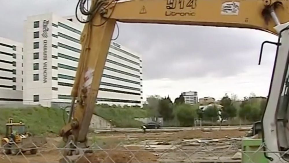 Grúa frente al hospital la Fé de Valencia 