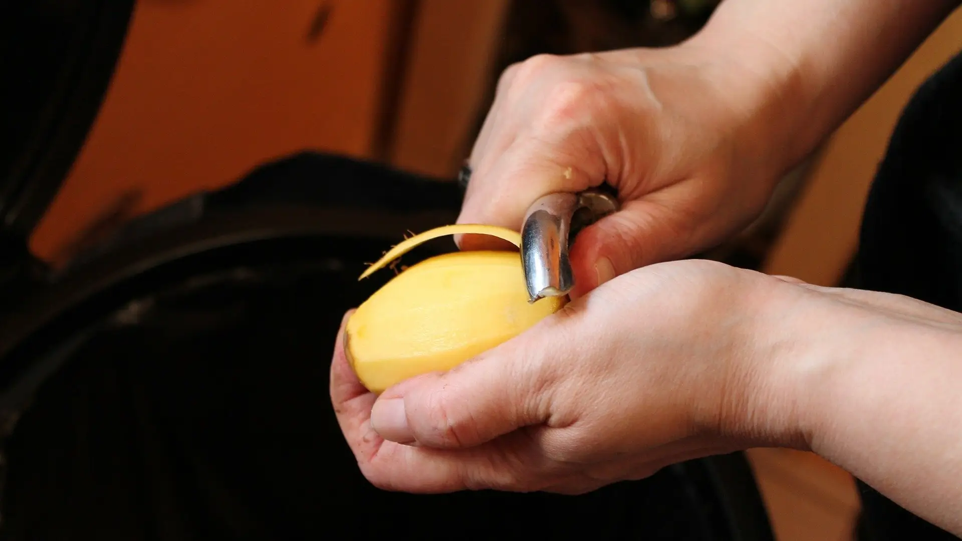 Truco cocina: Cómo pelar patatas en 5 segundos Pelar patatas