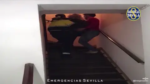Dos policías llevan en brazos a una mujer y a su bebé recién nacido en Sevilla Dos policías llevan en brazos a una mujer y a su bebé recién nacido en Sevilla