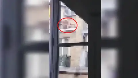 Una pareja manteniendo sexo en un tejado de París Una pareja manteniendo sexo en un tejado de París