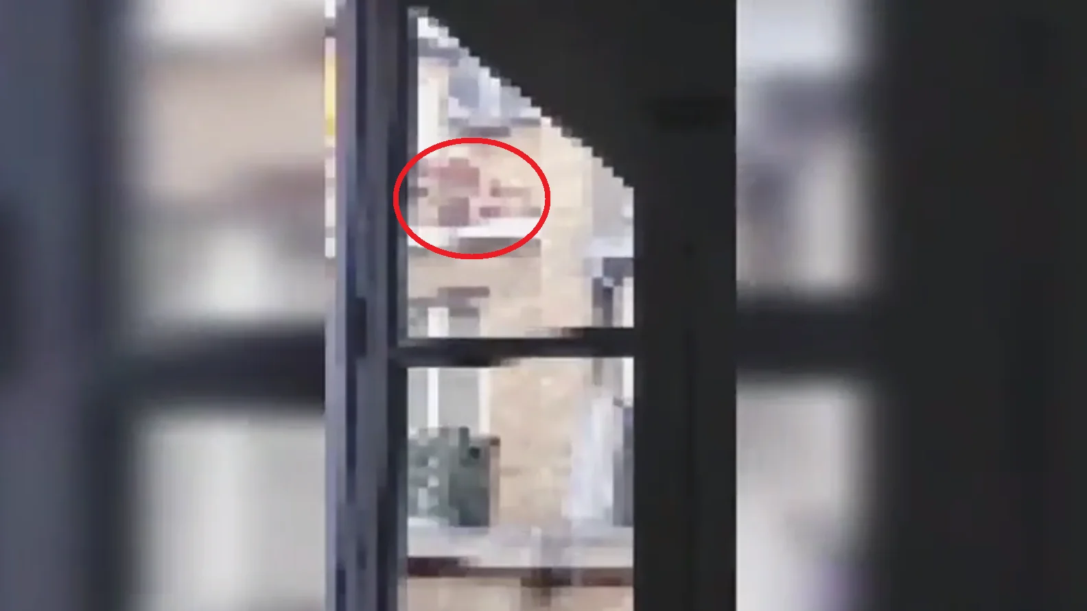 Una pareja manteniendo sexo en un tejado de París Una pareja manteniendo sexo en un tejado de París
