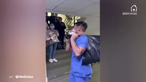 Aplausos para los sanitarios que salen de trabajar Aplausos para los sanitarios que salen de trabajar