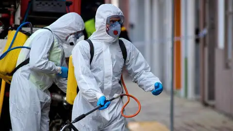 Miembros de la UME en tareas de desinfección Miembros de la UME en tareas de desinfección