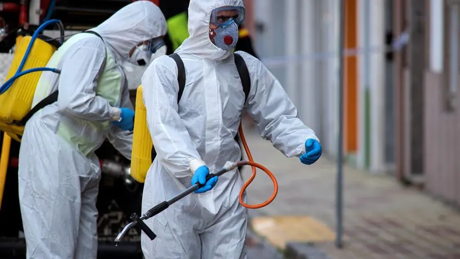 Miembros de la UME en tareas de desinfecci&oacute;n