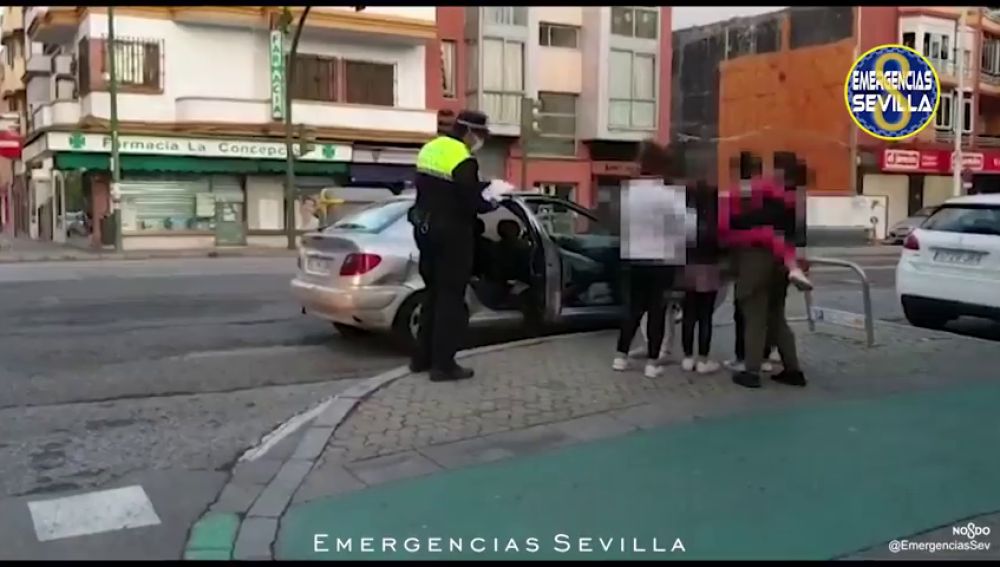 Paran un coche en Sevilla con ocho personas dentro, sin ITV y sin faros 