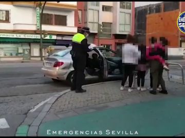 Paran un coche en Sevilla con ocho personas dentro, sin ITV y sin faros 