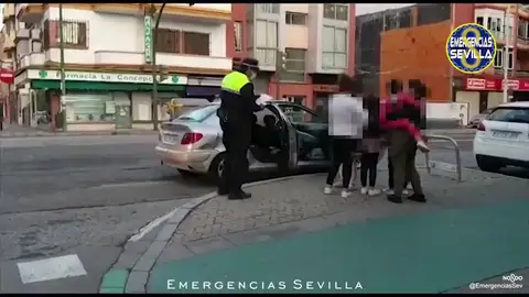 Paran un coche en Sevilla con ocho personas dentro, sin ITV y sin faros Paran un coche en Sevilla con ocho personas dentro, sin ITV y sin faros