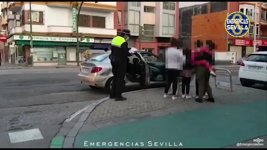 Paran un coche en Sevilla con ocho personas dentro, sin ITV y sin faros Paran un coche en Sevilla con ocho personas dentro, sin ITV y sin faros