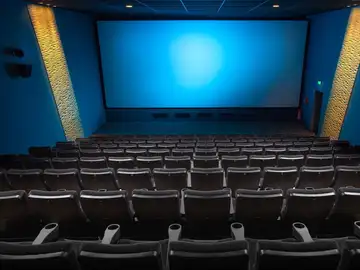 Imagen de archivo de una sala de cine de Barcelona sin espectadores Imagen de archivo de una sala de cine de Barcelona sin espectadores