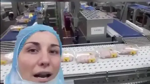 Una trabajadora de una fábrica Una trabajadora de una fábrica