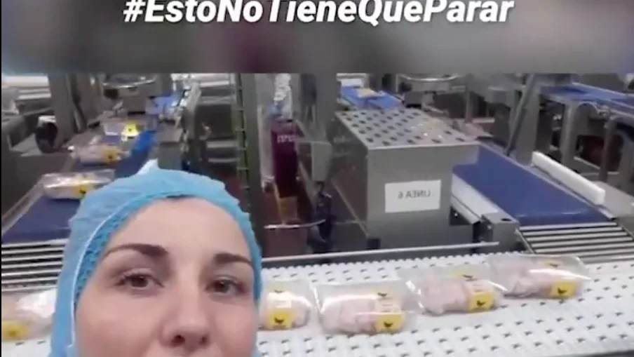 Una trabajadora de una fábrica Una trabajadora de una fábrica