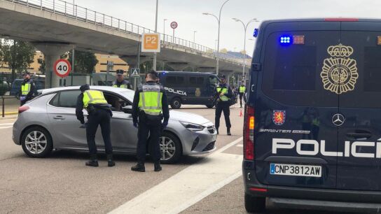 Polic&iacute;a Local de Sevilla inspeccionando veh&iacute;culos