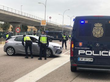 Policía Local de Sevilla inspeccionando vehículos