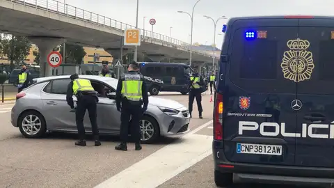Policía Local de Sevilla inspeccionando vehículos CONTROL AL CONFINAMIENTO