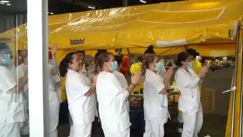 Dan de alta al primer paciente ingresado por coronavirus en el hospital de Ifema: "Es una alegría y una esperanza para todos" Dan de alta al primer paciente ingresado por coronavirus en el hospital de Ifema: "Es una alegría y una esperanza para todos"