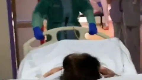 El emotivo aplauso de los sanitarios a la primera paciente extubada en Castellón tras superar el coronavirus El emotivo aplauso de los sanitarios a la primera paciente extubada en Castellón tras superar el coronavirus