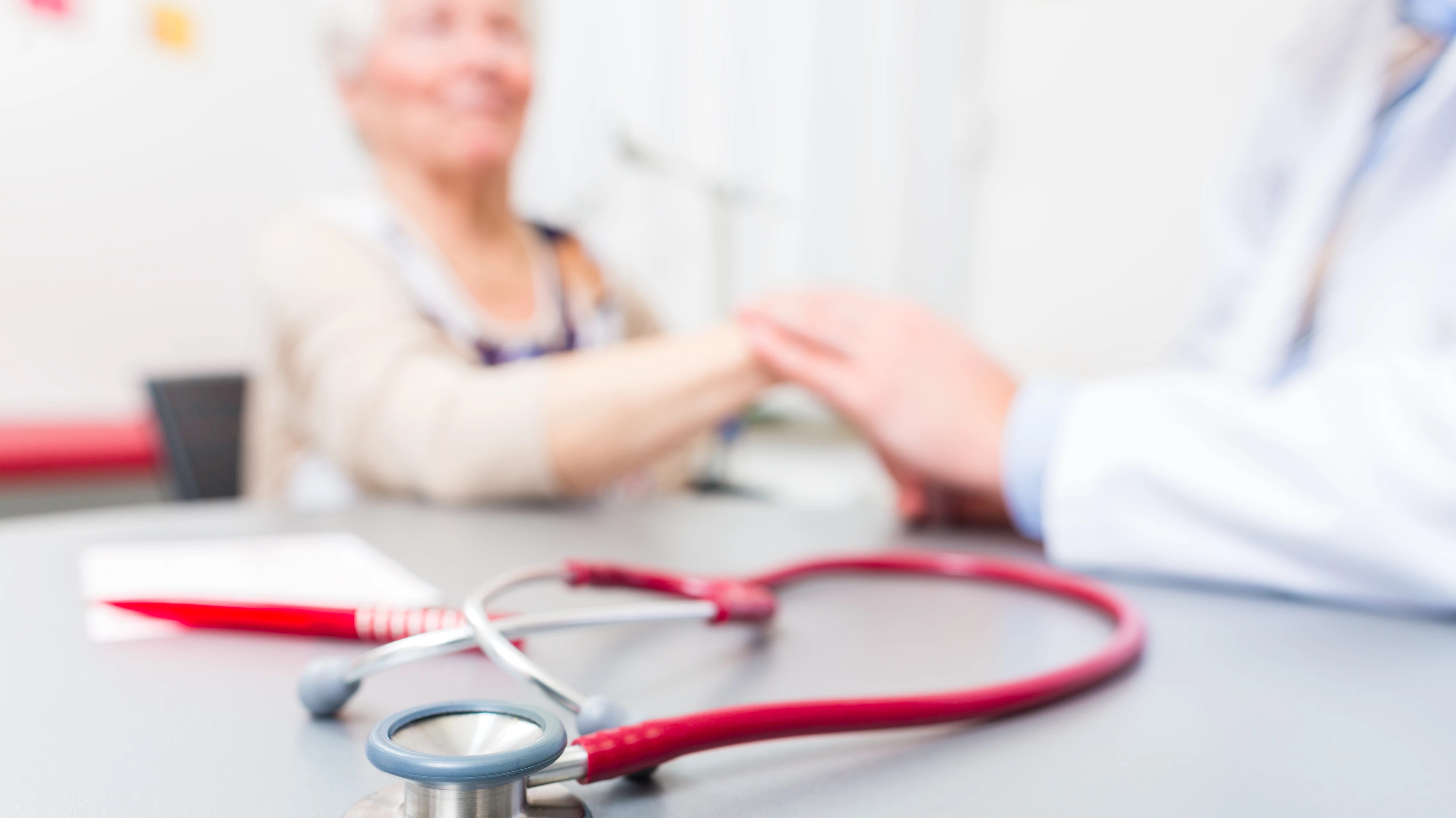 Una anciana en el m&eacute;dico