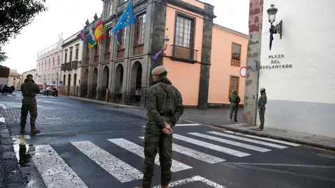 Varios soldados del Ejército de Tierra hacen labores de control de vehículos Varios soldados del Ejército de Tierra hacen labores de control de vehículos