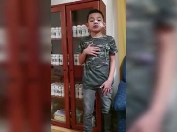 Un niño que fue operado de vida o muerte pide ayuda para los sanitarios que le salvaron: "¡Por favor, quedaros en casa!"