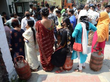 Ciudadanos en India con mascarillas