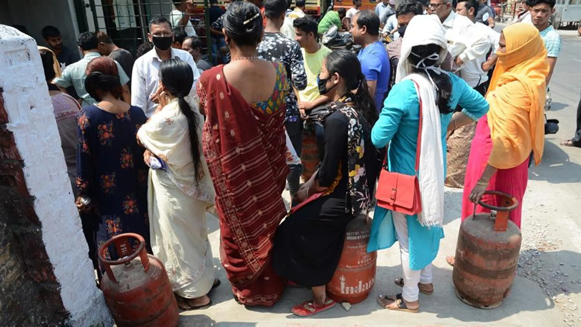 Ciudadanos en India con mascarillas Ciudadanos en India con mascarillas