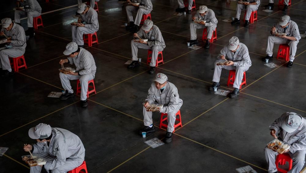 Trabajadores de una fábrica de Wuhan