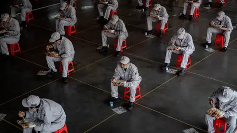 Trabajadores de una fábrica de Wuhan Trabajadores de una fábrica de Wuhan