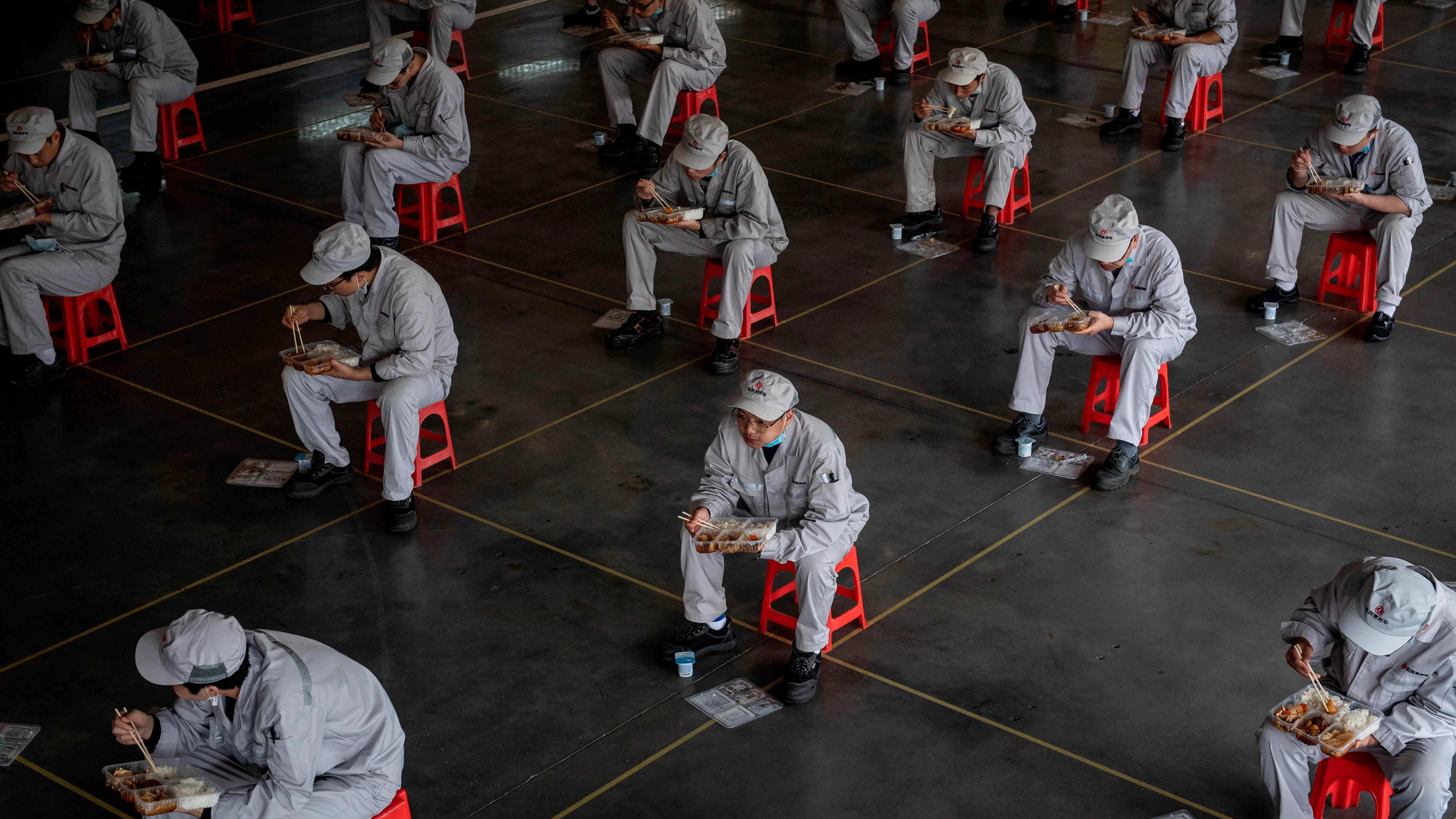 Trabajadores de una fábrica de Wuhan Trabajadores de una fábrica de Wuhan