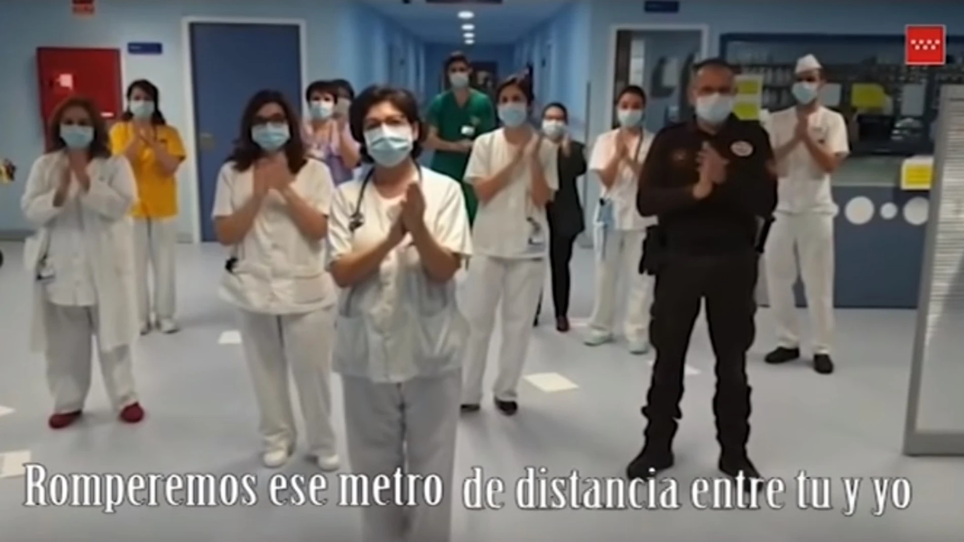 La canción de Lucía Gil convertida en himno a la esperanza en Internet: 'Volveremos a brindar'