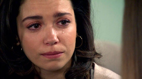 Amelia, hundida, echa a Luisita de su habitación tras una difícil conversación 
