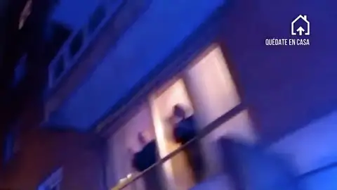 Aplausos desde el interior de una ambulancia Aplausos desde el interior de una ambulancia