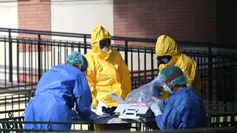 Sanitarios trabajan contra el coronavirus Sanitarios trabajan contra el coronavirus