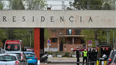 Varios efectivos de la Unidad Militar de Emergencias se despliegan en la residencia Francisco de Vitoria de Alcalá de Henares Varios efectivos de la Unidad Militar de Emergencias se despliegan en la residencia Francisco de Vitoria de Alcalá de Henares